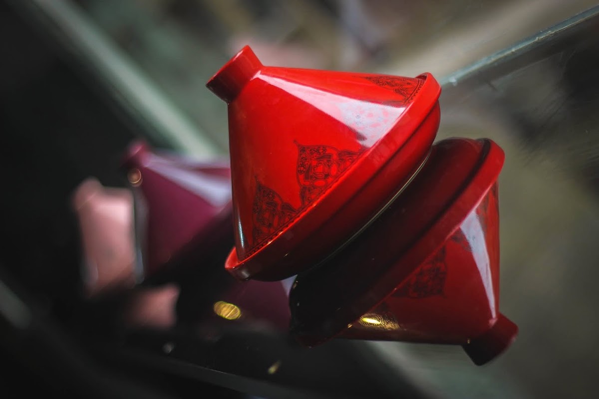 Tajine traditionnel en terre cuite émaillée