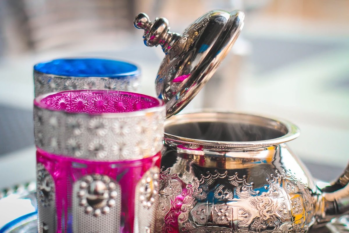 Théière traditionnelle en argent et verres ciselés