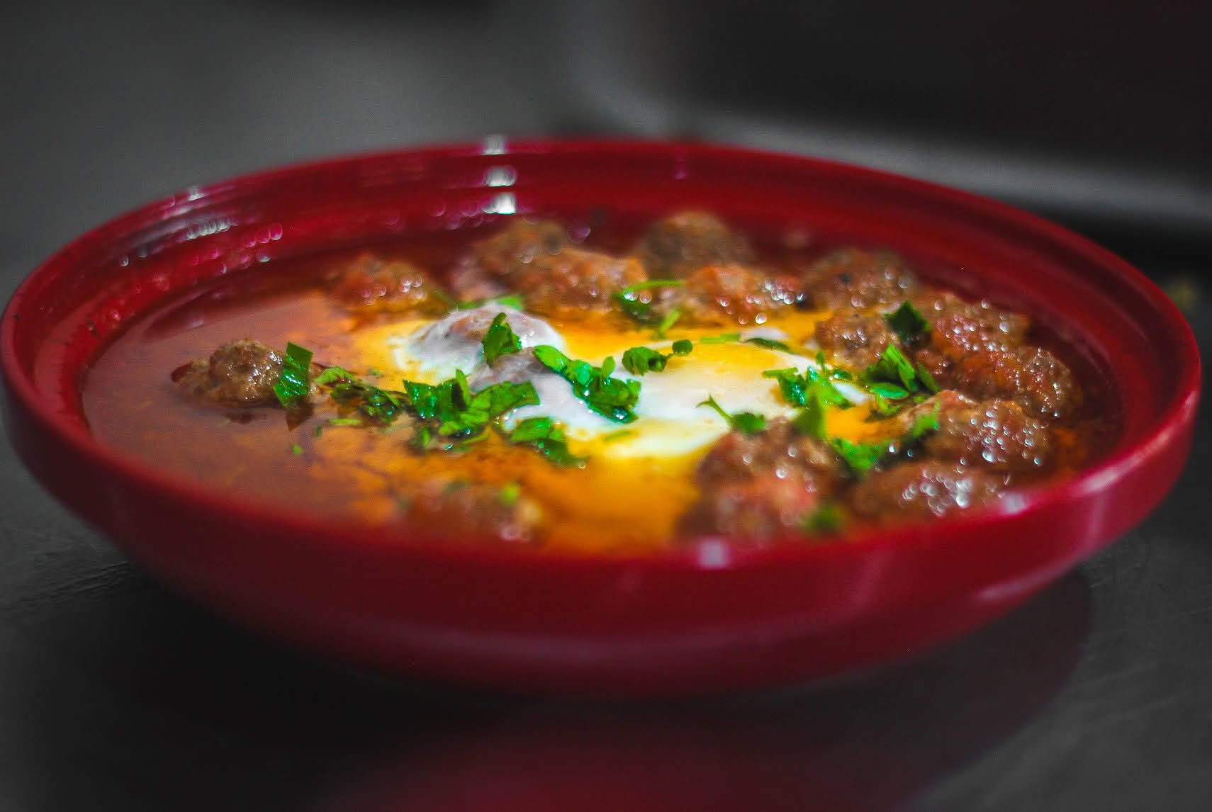 Tajine kefta aux œufs et sauce tomate mijotée
